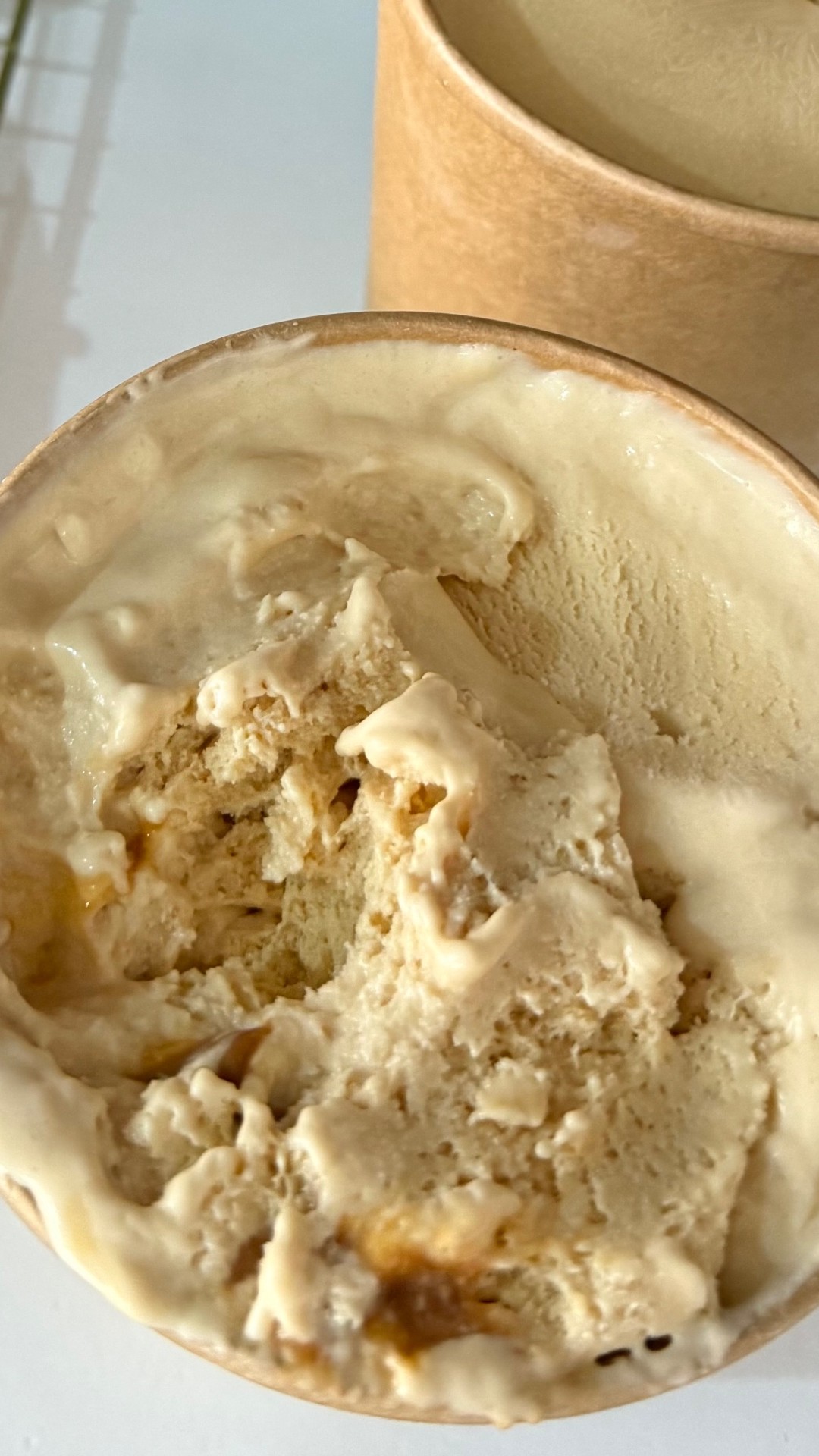 Textura cremosa de helado keto de dulce de leche