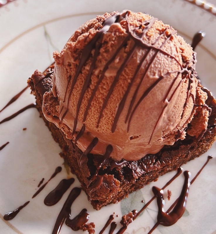 Helado keto de chocolate sobre brownie