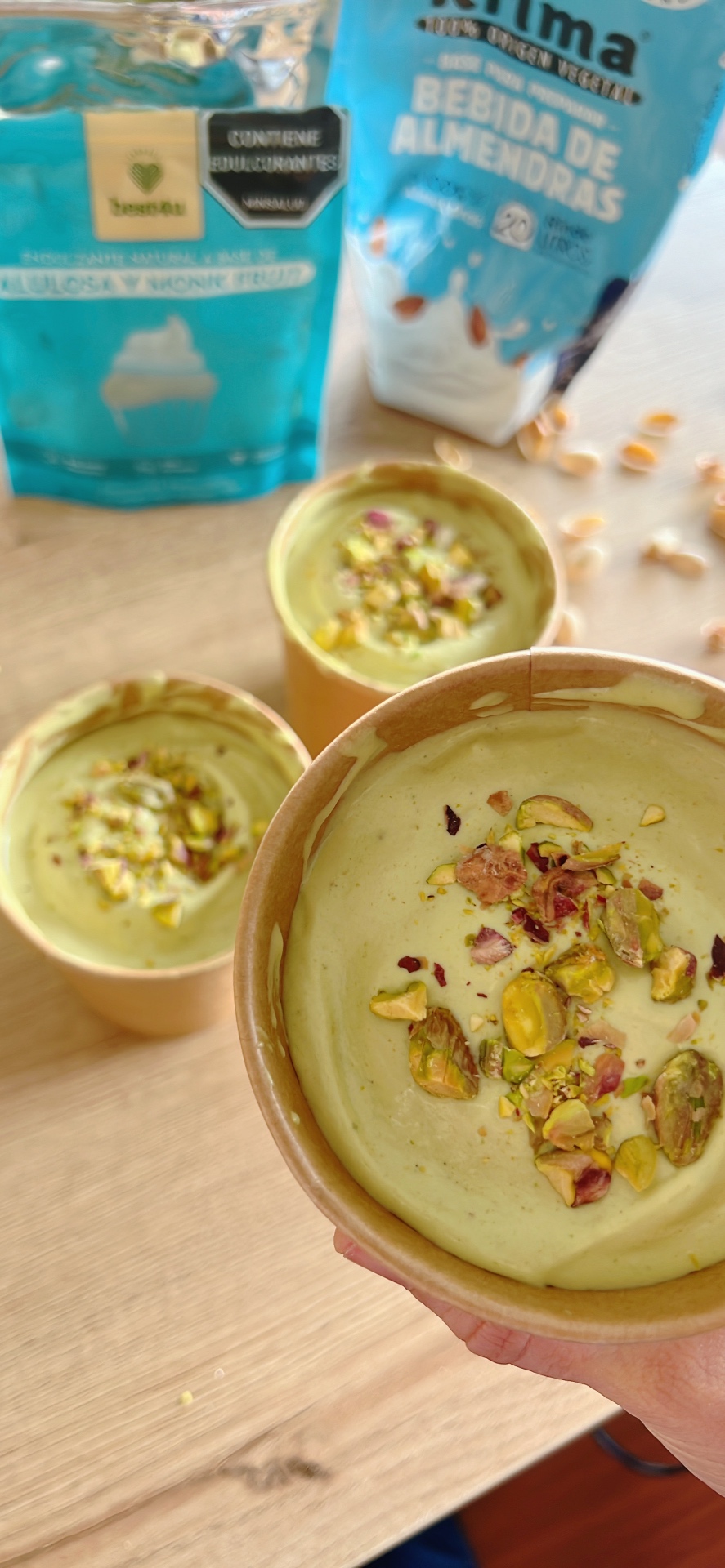 Helados de pistacho con los ingredientes utilizados