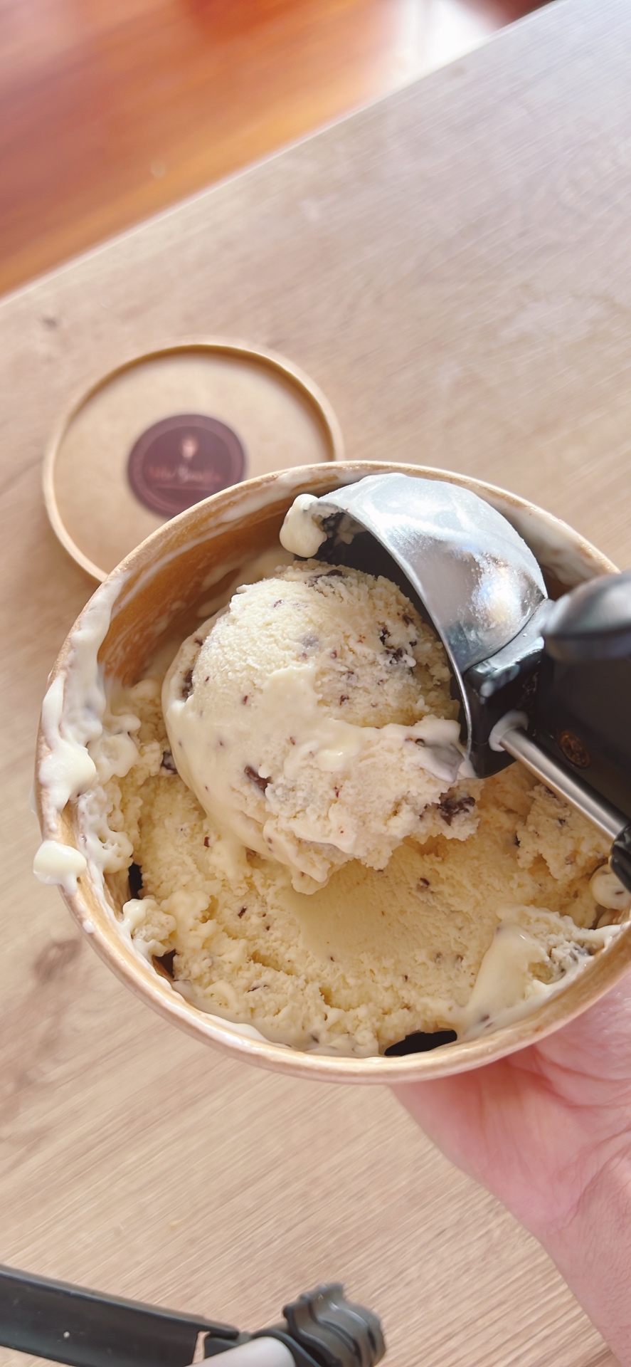Helado keto de galleta servido con cuchara de helado