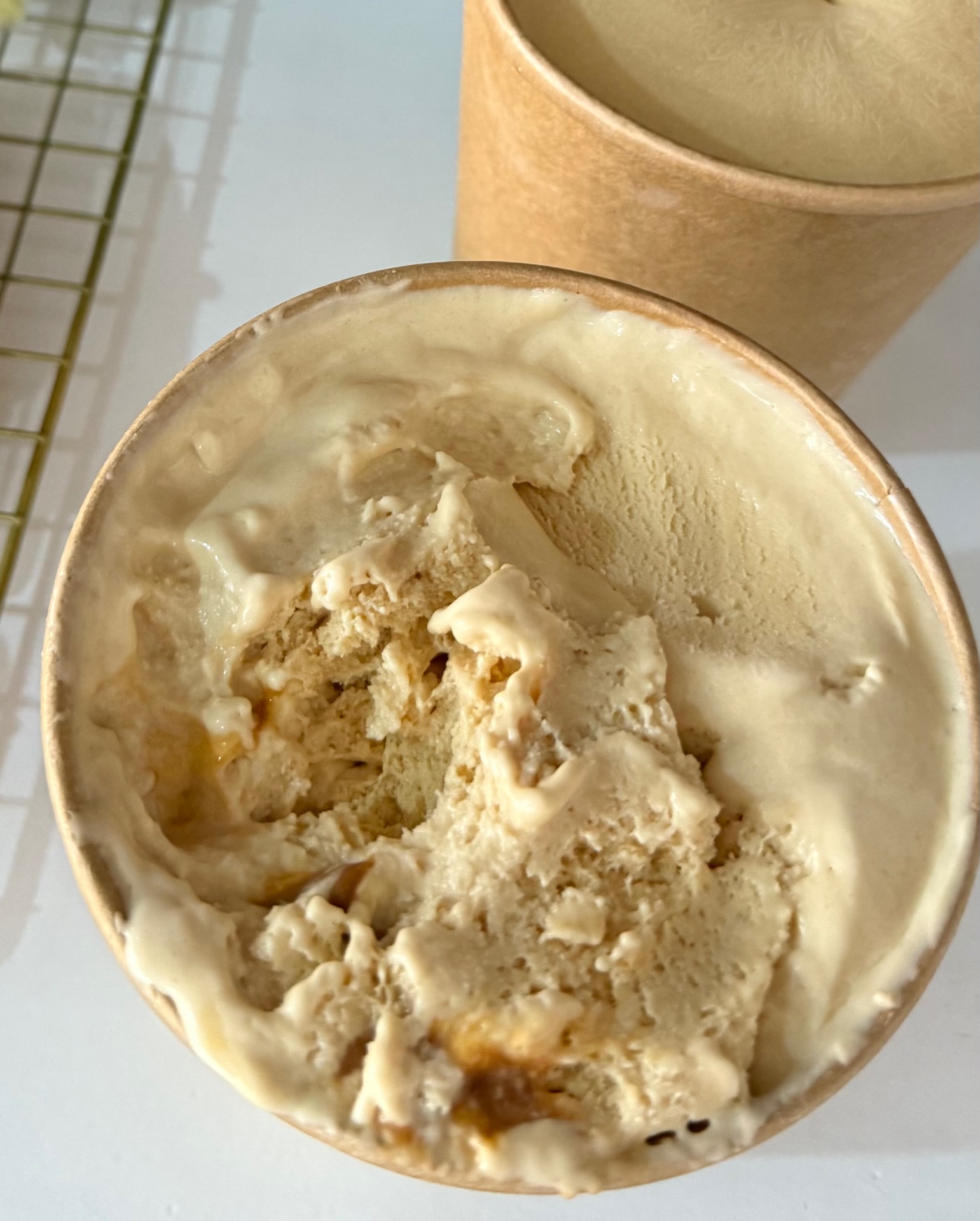Helado keto de dulce de leche recién batido