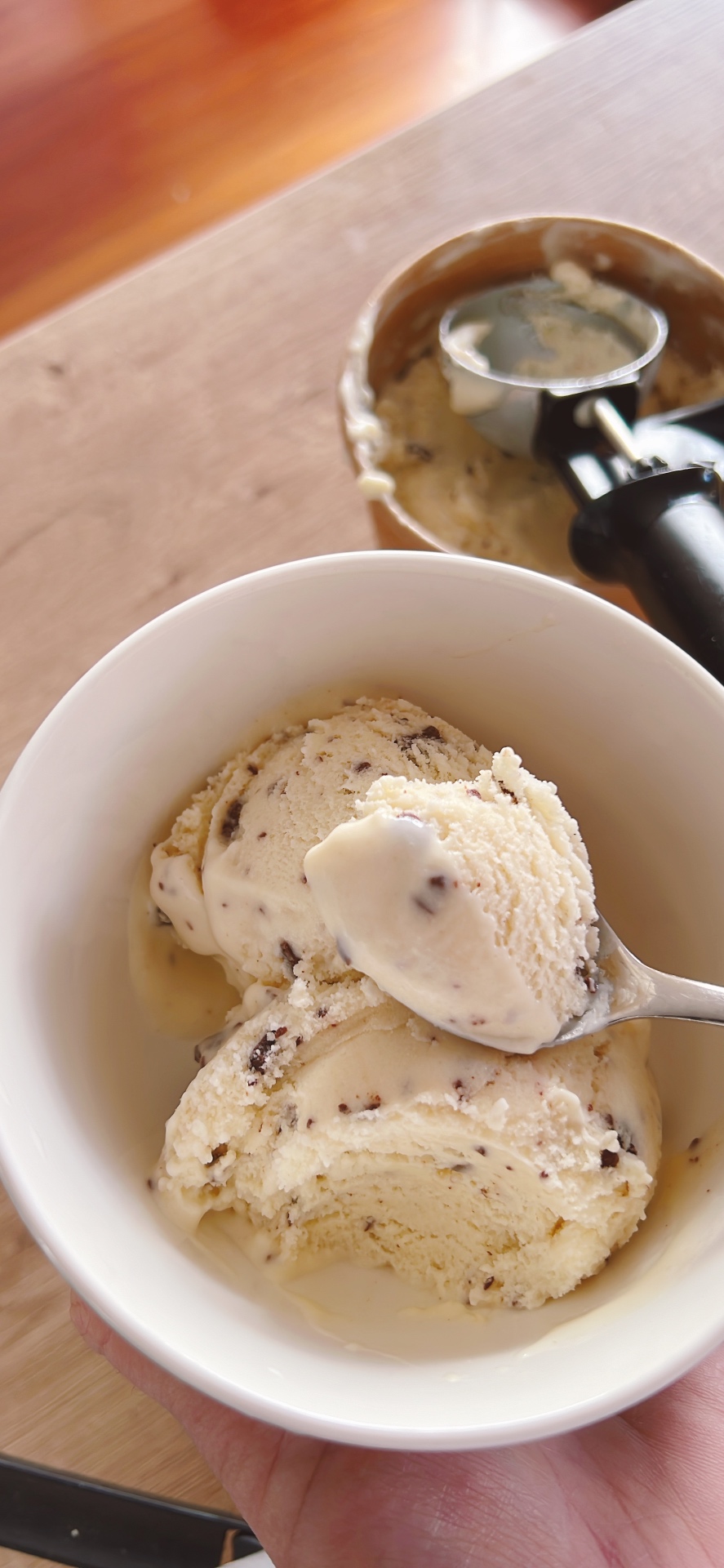 Helado keto de stracciatella con trozos de chocolate