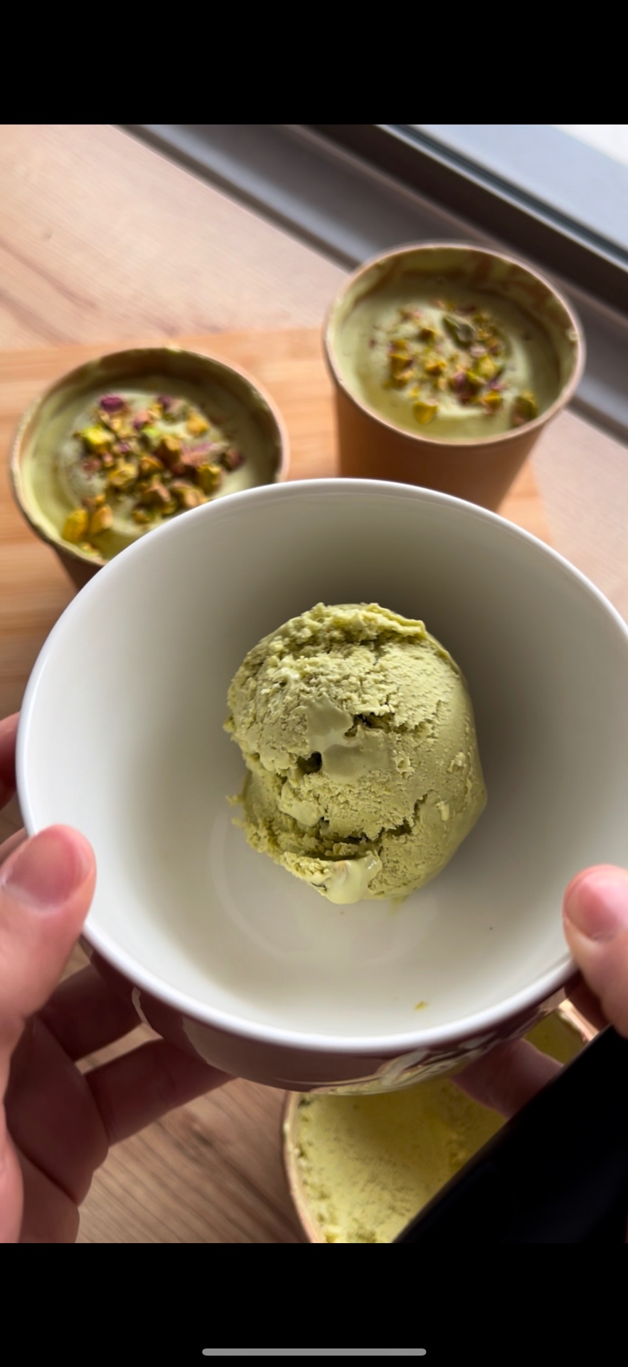 Helado keto de pistacho en un bowl