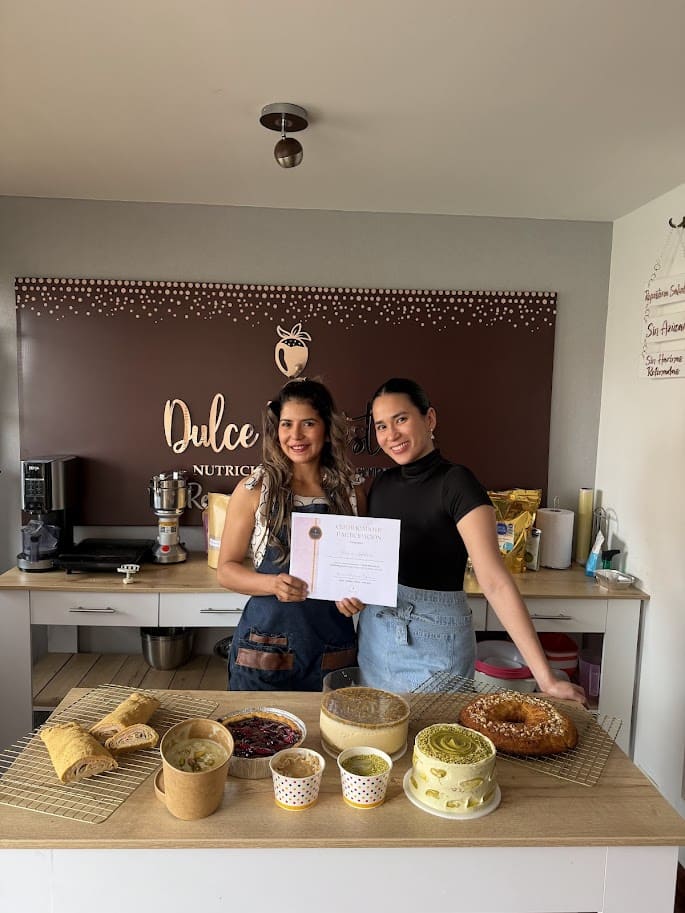 Catalina en su taller de Dulce Bienestar compartiendo certificación con una alumna